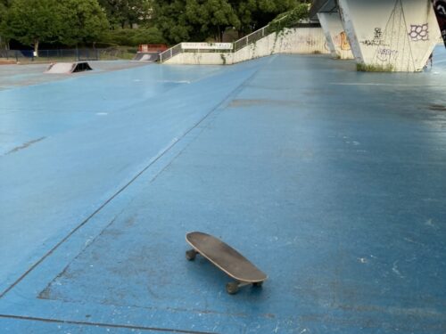 スケートパークに置かれたスケートボード